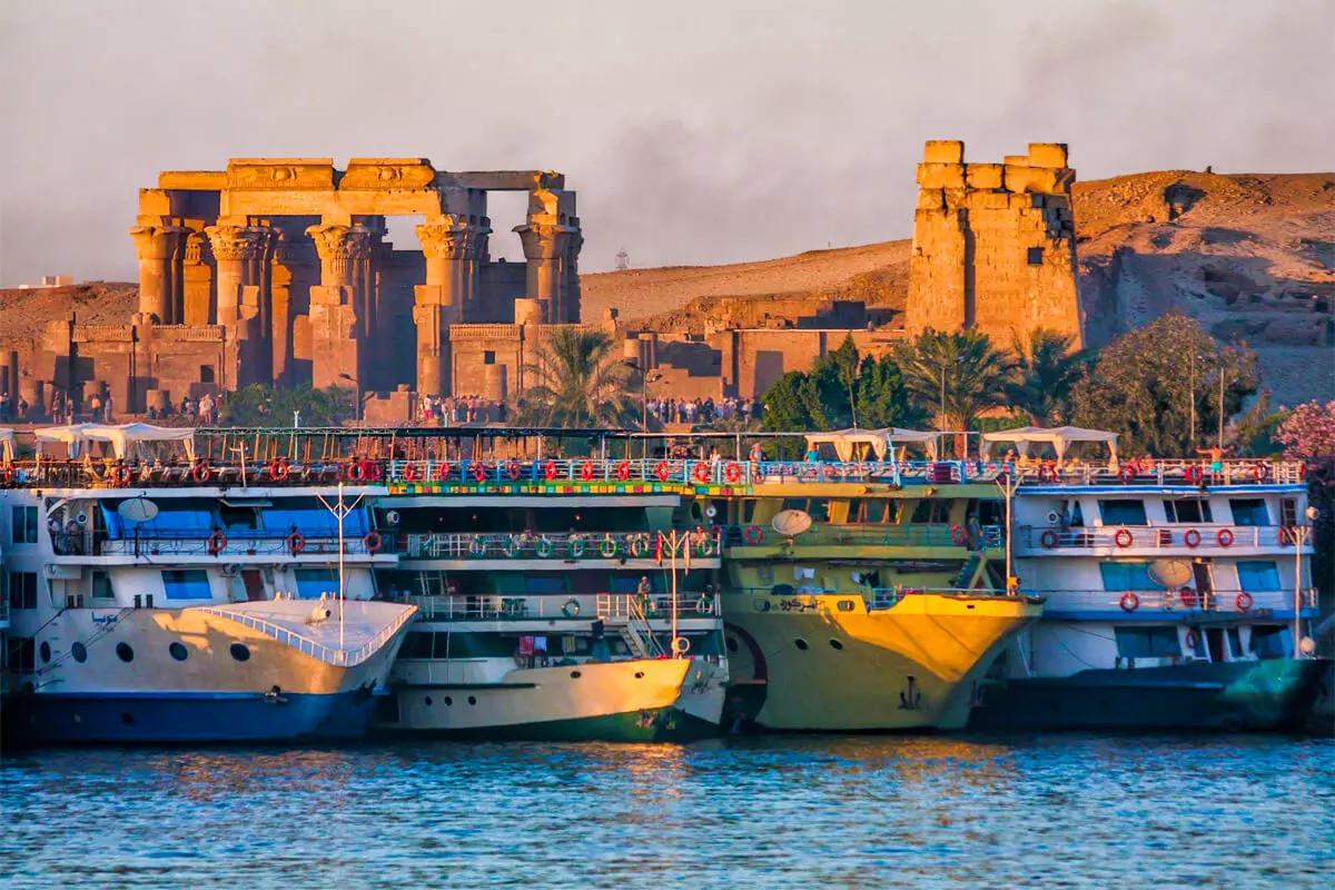 A-wonderful-view-of-four-ships-in-front-of-one-of-the-Egyptian-temples